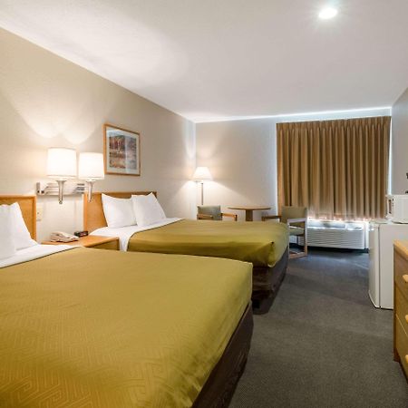Rodeway Inn Ainsworth Esterno foto