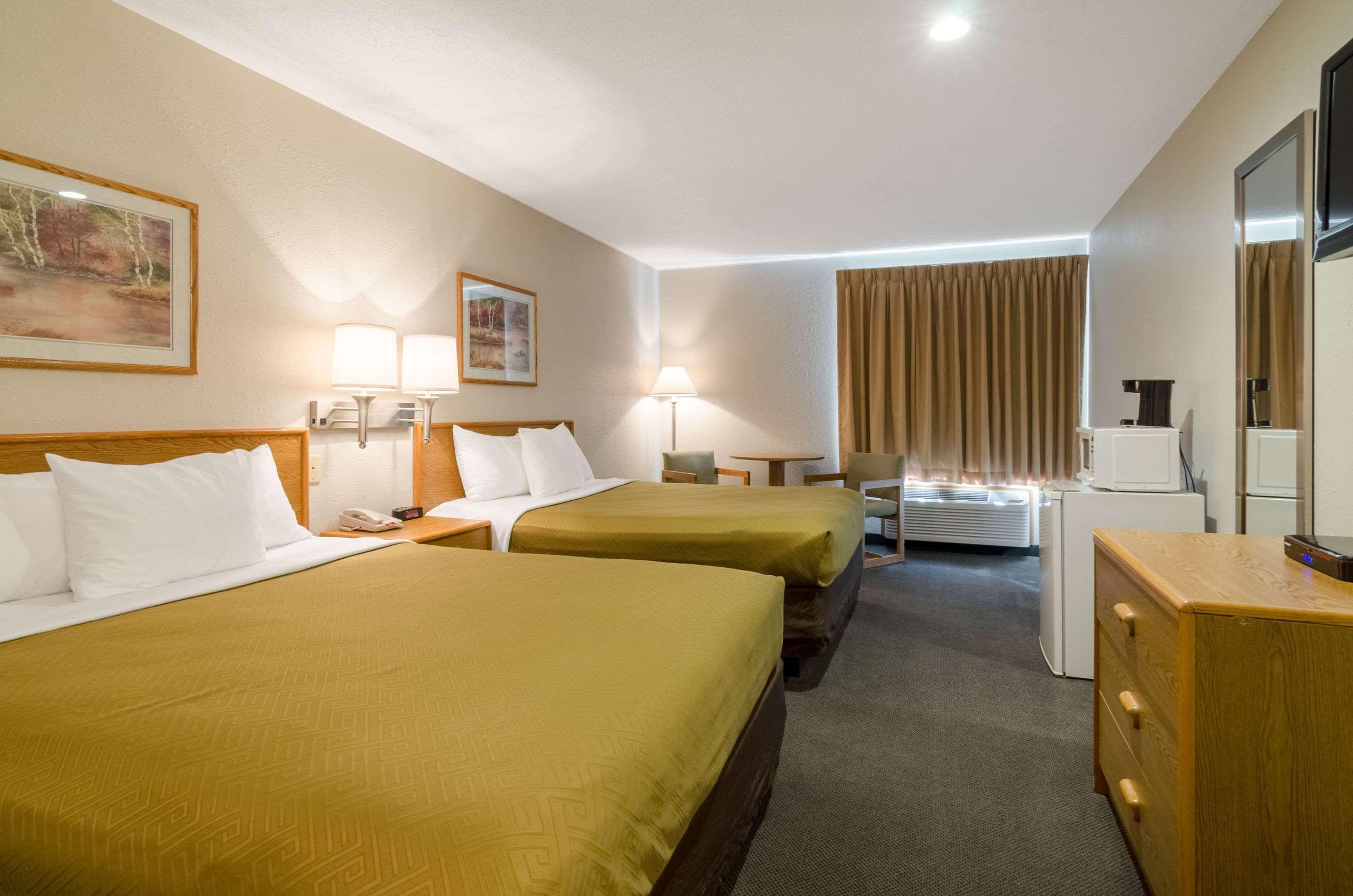 Rodeway Inn Ainsworth Esterno foto