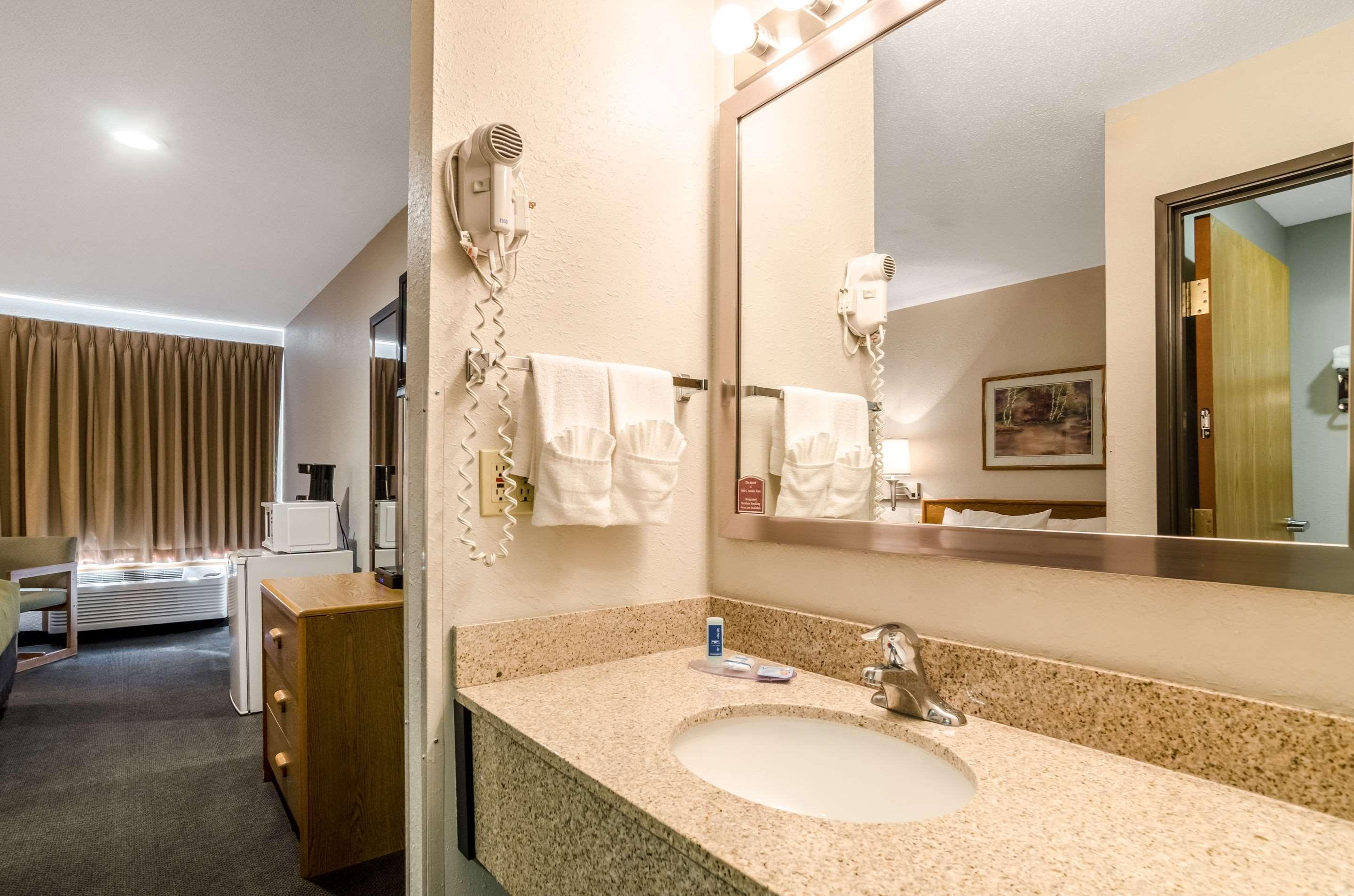 Rodeway Inn Ainsworth Esterno foto