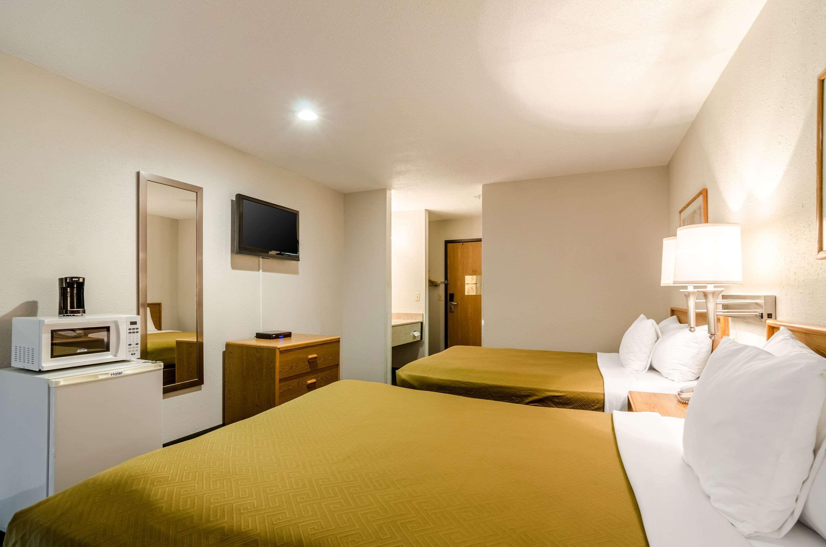Rodeway Inn Ainsworth Esterno foto