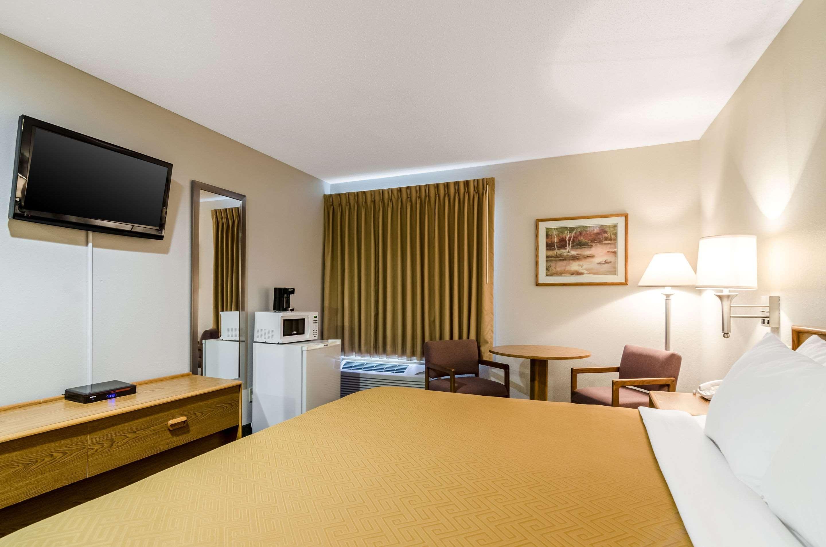 Rodeway Inn Ainsworth Esterno foto