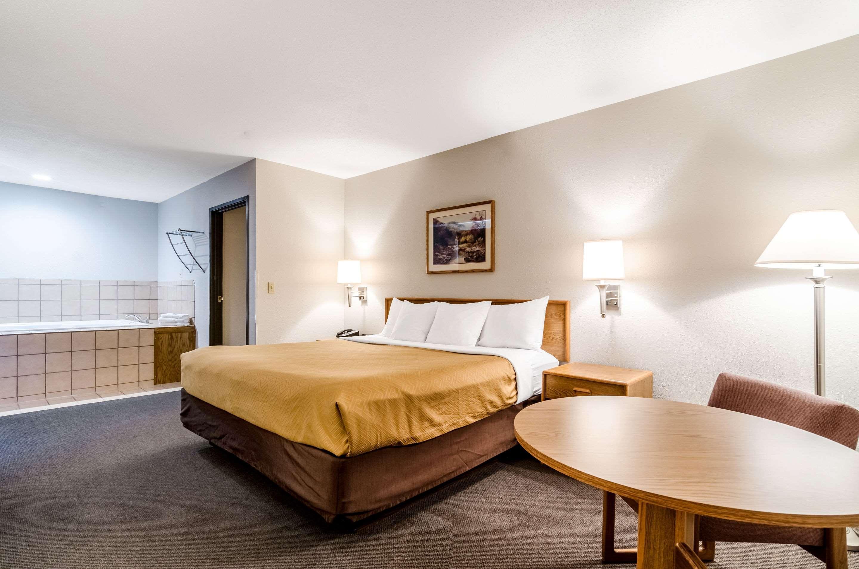 Rodeway Inn Ainsworth Esterno foto
