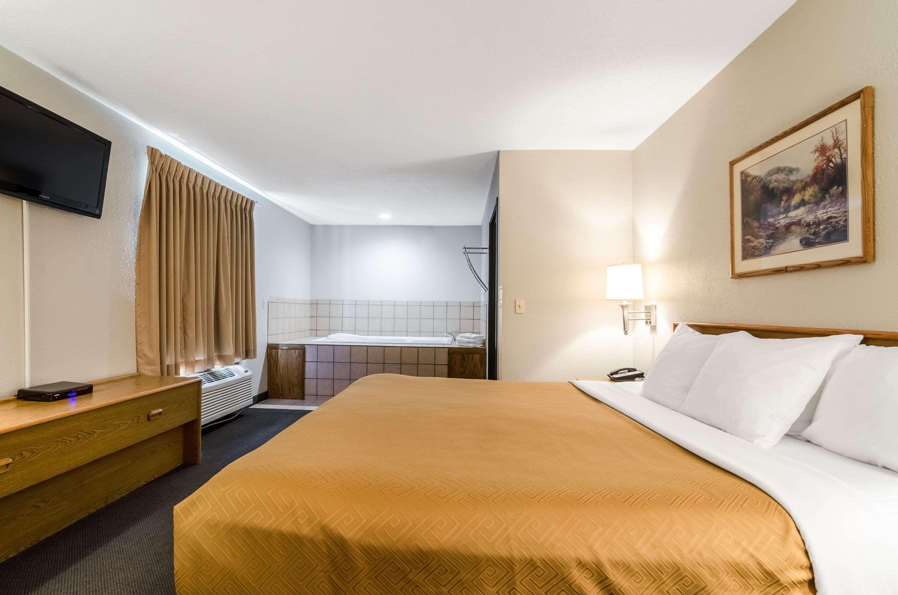 Rodeway Inn Ainsworth Esterno foto