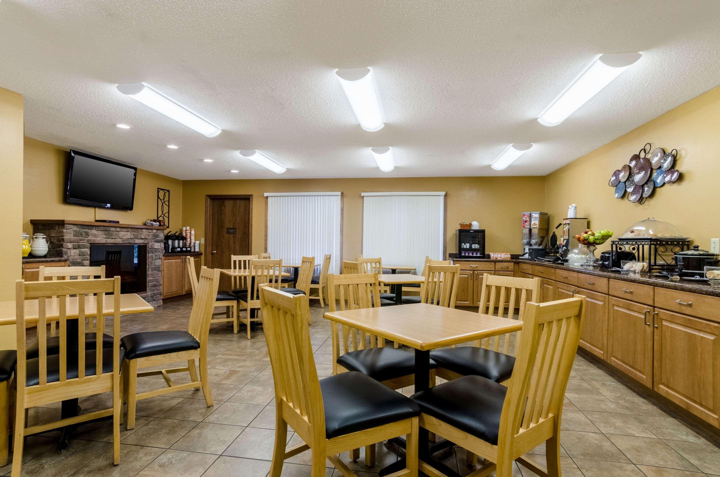 Rodeway Inn Ainsworth Esterno foto